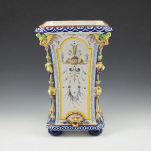 Vaso con festoni di frutta e decoro a grottesche